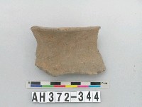 藏品(灰褐色夾砂陶口緣)的圖片